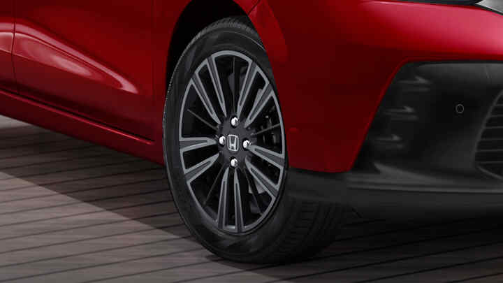Detailní záběr na kola z lehkých slitin modelu Honda Jazz