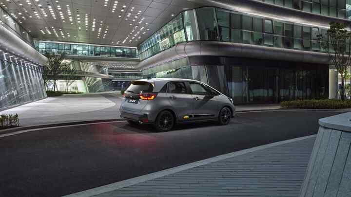 Pohled zezadu na model Honda Jazz zaparkovaný ve městě