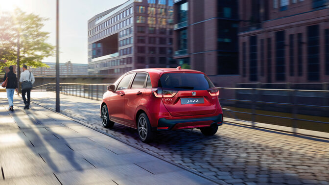 Přední tříčtvrtinový pohled na model Jazz s městem v pozadí