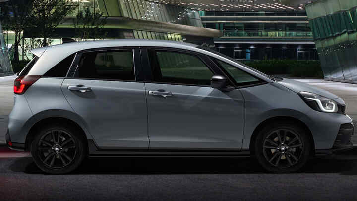 Boční profil vozu Honda Jazz Hybrid.