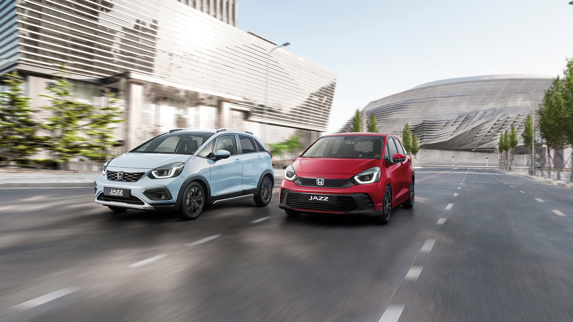 Zadní pohled na model Honda Jazz v pobřežní lokalitě