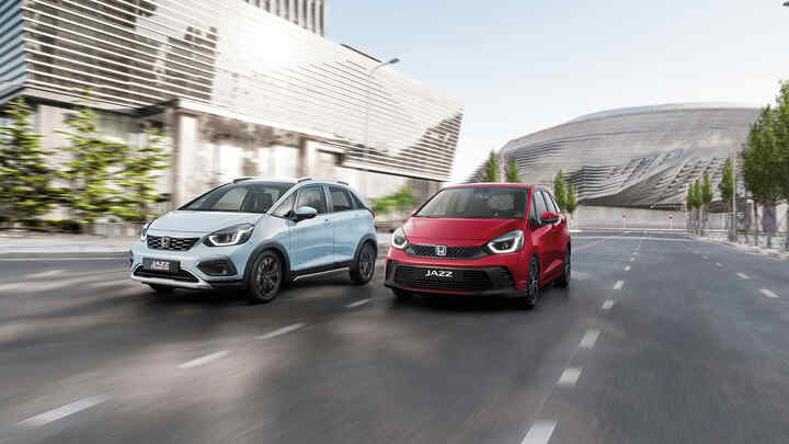 Zadní pohled na model Honda Jazz v pobřežní lokalitě