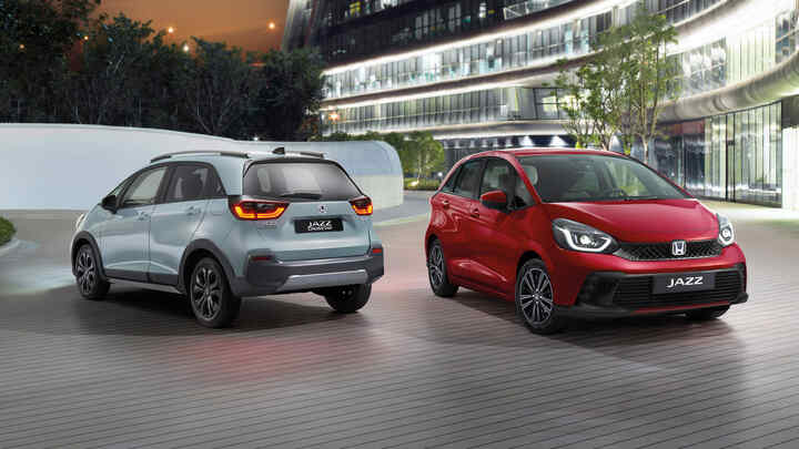 Dva vozy Honda Jazz, jeden zezadu a jeden zepředu, v městské zástavbě