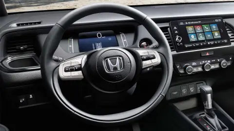 Detailní záběr na volant modelu Honda Jazz Hybrid.