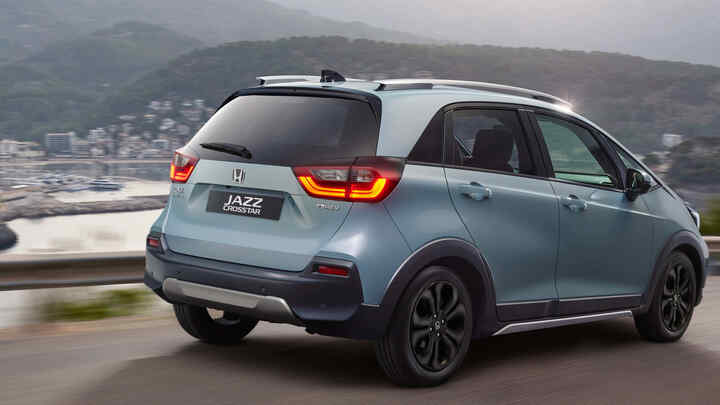 Zadní pohled na vůz Honda Jazz Crosstar jedoucí v pobřežní oblasti 