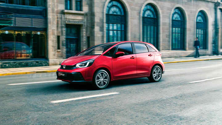 Přední tříčtvrtinový pohled na model Honda Jazz při jízdě po městě