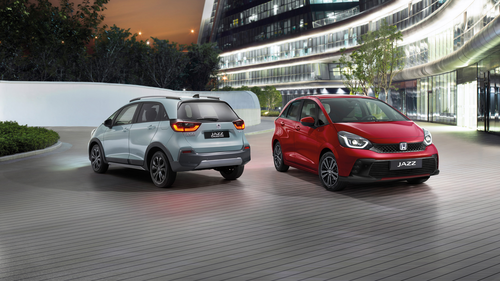 Honda Jazz Hybrid a Honda Jazz Crosstar zaparkované vedle sebe.