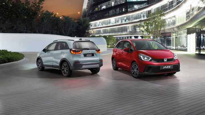 Honda Jazz Hybrid a Honda Jazz Crosstar zaparkované vedle sebe.