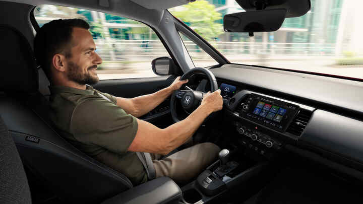 Pohled z interiéru na palubní desku vozu Honda Jazz