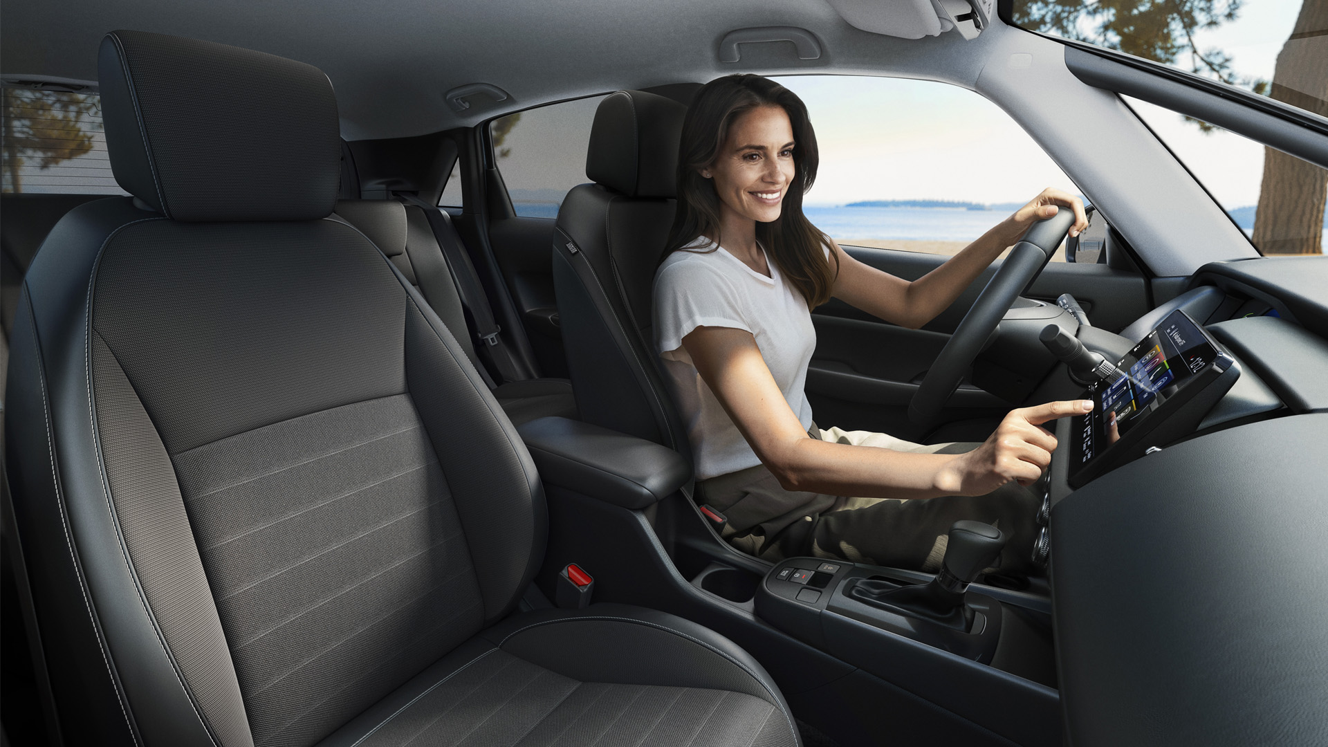 Přední 3/4 Jazz Crosstar za jízdy v pobřežní lokalitě.