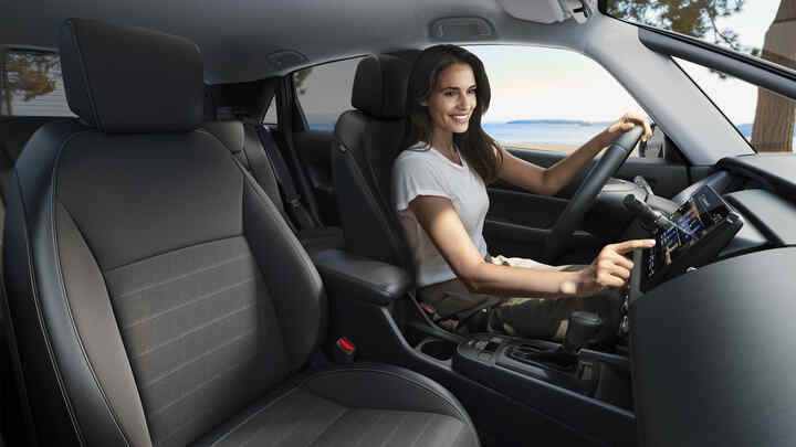 Přední 3/4 Jazz Crosstar za jízdy v pobřežní lokalitě.