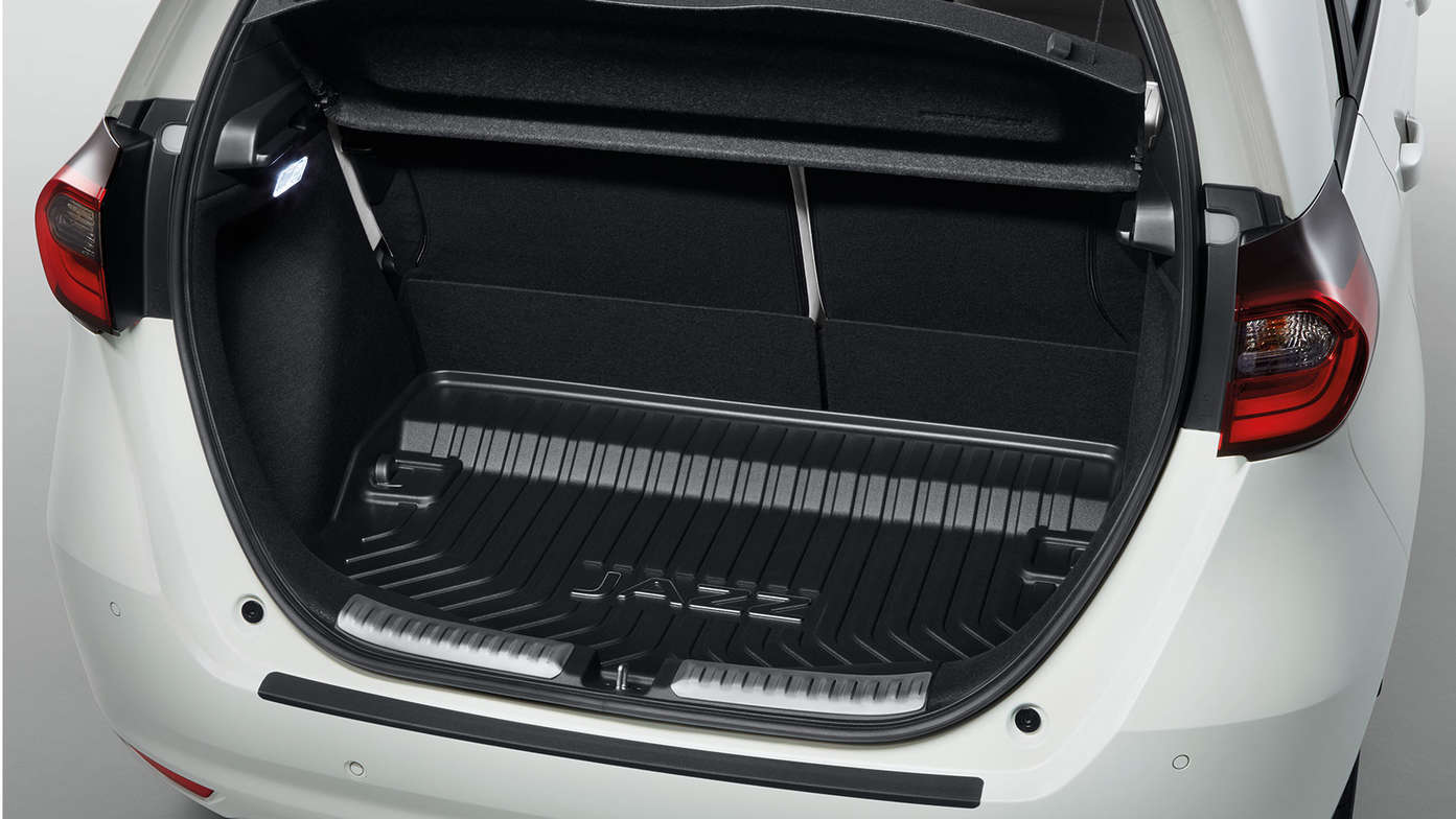 Detailní záběr interiéru modelu Honda Jazz hybrid s obložením prahu Praktik