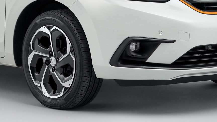Detailní záběr kol z lehkých slitin modelu Honda Jazz Hybrid