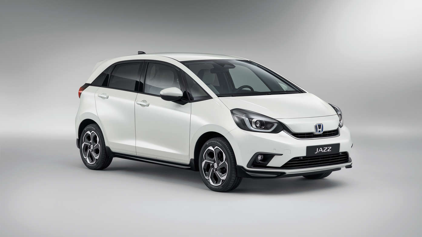 Tříčtvrtinový pohled zepředu na model Honda Jazz Hybrid s balíčkem výbavy Style Plus.