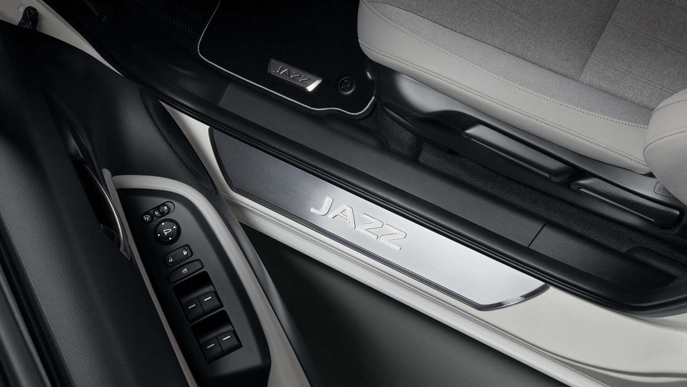 Detailní záběr interiéru modelu Honda Jazz hybrid s obložením prahu Praktik