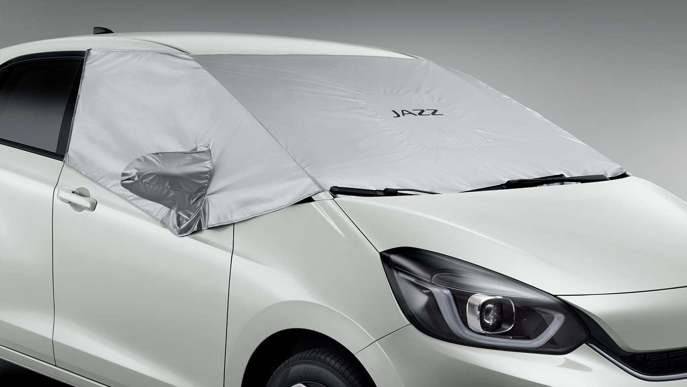 Detailní záběr plachty na čelní sklo modelu Honda Jazz Hybrid.