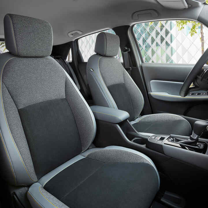 Šedá sedadla se žlutým prošíváním