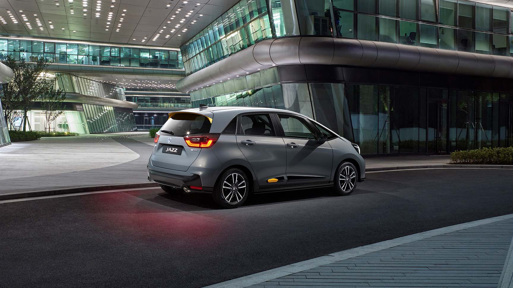 Pohled zezadu na model Honda Jazz zaparkovaný ve městě