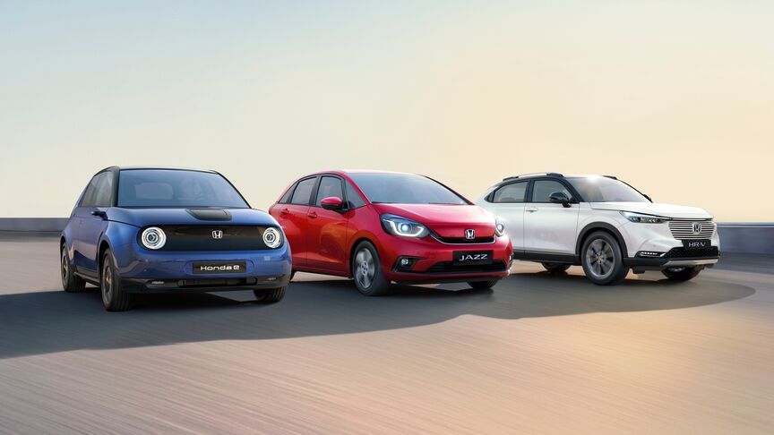 Dáma stojící vedle bílého vozidla Honda e používající aplikaci My Honda+