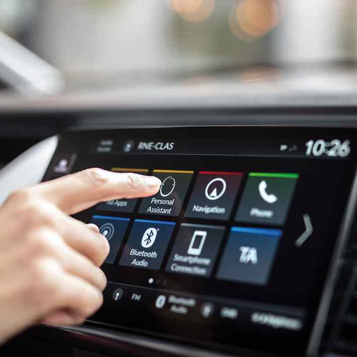 Detailní záběr na palubní desku s osobním asistentem Honda