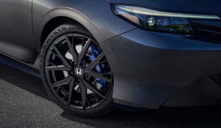 Boční detailní záběr kola a světlometu vozu Honda Prelude Hybrid.