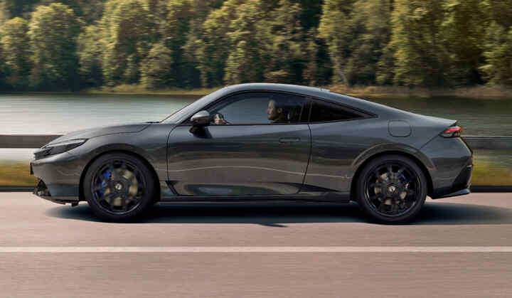 Honda Prelude Hybrid jedoucí po silnici s horami v pozadí.