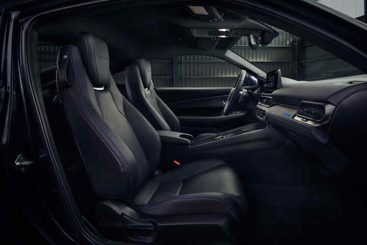 Interiér Hondy Prelude Hybrid zobrazující přední sportovní sedadla s modrým prošíváním.