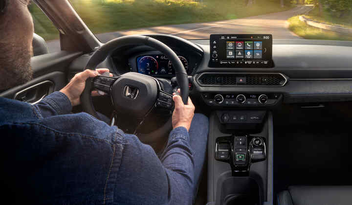 Interiér vozu Honda Prelude Hybrid z pohledu řidiče – přístrojová deska a obrazovka multimediálního systému.