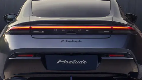 Obrázek palubní desky modelu Honda Prelude.