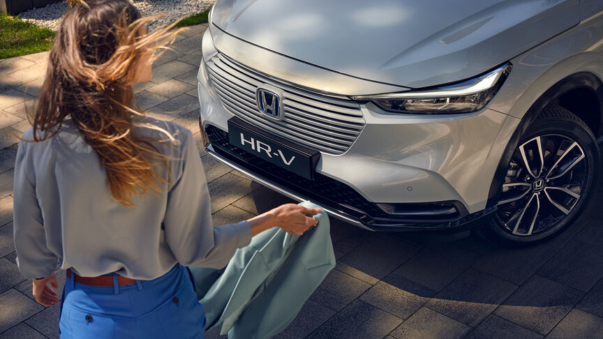 Honda HR-V jede po venkovské silnici, pohled zepředu