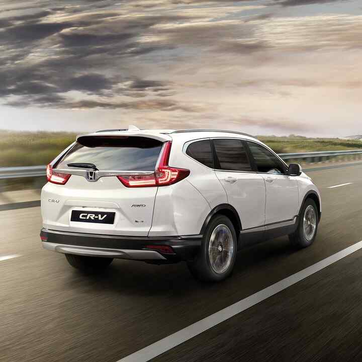 Honda CR-V projíždějící krajinou