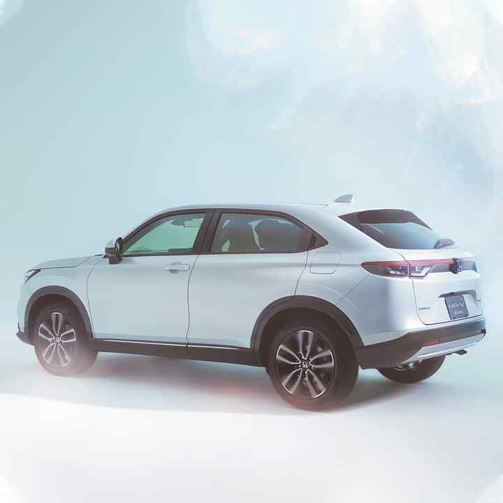 Tříčtvrtinový pohled zezadu na model HR-V Hybrid ve studiu