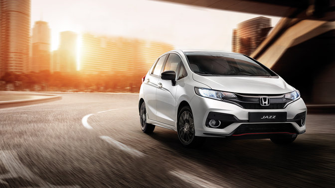 Bočn&iacute; pohled na model Honda Jazz bl&iacute;ž&iacute;c&iacute; se do města.