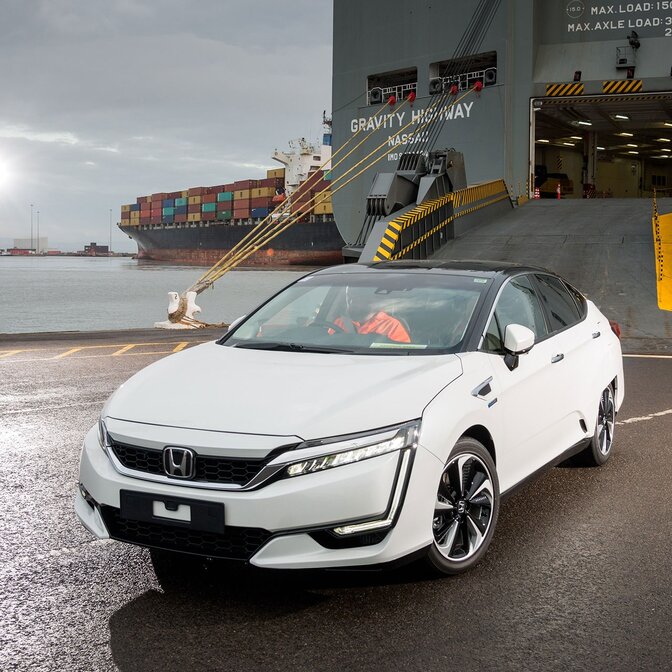 Přední tříčtvrtinový pohled na model Honda Clarity FCV sjíždějící z lodi