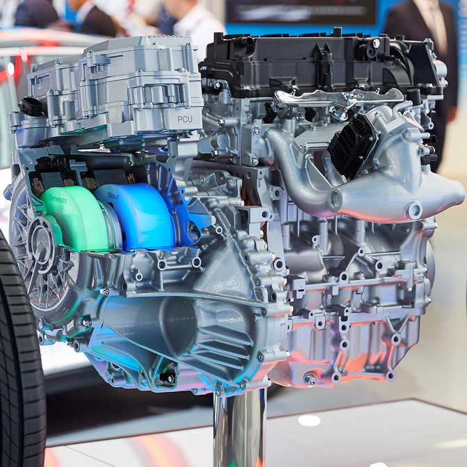 Detailn&iacute; bočn&iacute; pohled na inteligentn&iacute; syst&eacute;m pohonu s v&iacute;ce režimy