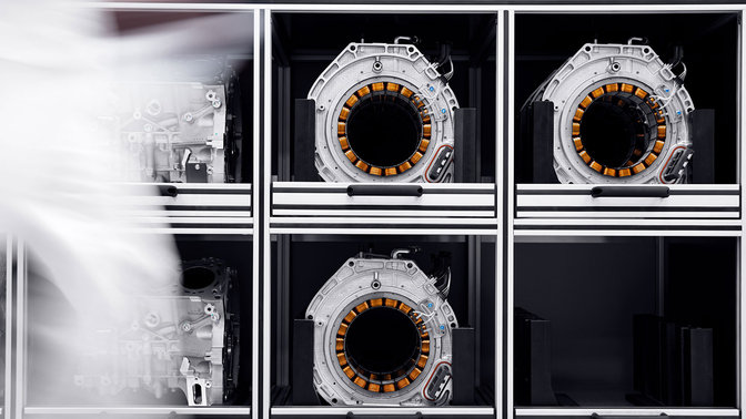 Pohled zepředu na motorov&eacute; jednotky s př&iacute;m&yacute;m n&aacute;honem (Direct Drive Motor) modelu NSX 