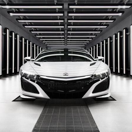 Pohled zepředu na hybridn&iacute; automobil Honda NSX zaparkovan&yacute; v gar&aacute;ži