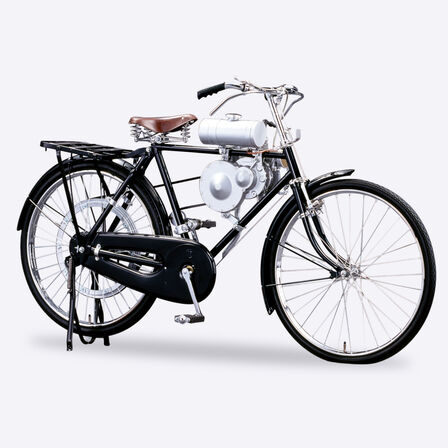 Pohled ze strany na bicykl Honda Type A s upraveným motorem pro generátory