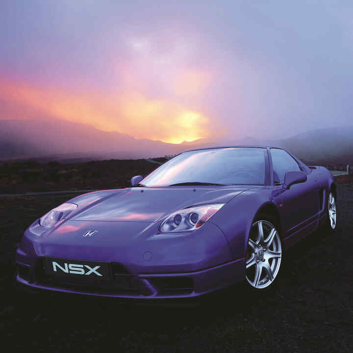Přední tříčtvrtinový pohled na model Honda NSX při západu slunce