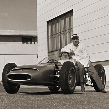 Soichiro Honda s prvním závodním automobilem Honda.