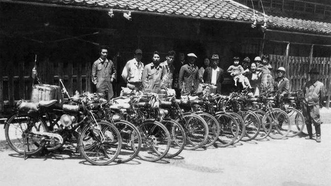 Někteří z původních zaměstnanců společnosti Honda před závodem Hamamatsu v roce 1948.