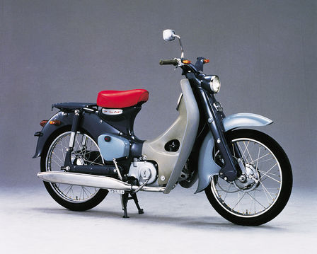 Bočn&iacute; pohled na motocykl Honda Super Cub