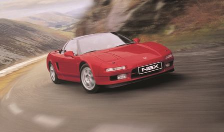 Předn&iacute; tř&iacute;čtvrtinov&yacute; pohled na model Honda NSX, venkovn&iacute; sn&iacute;mek