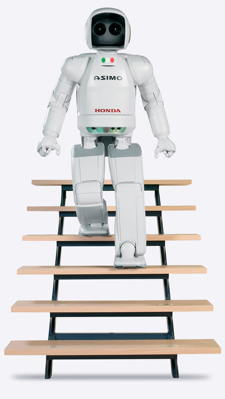 Pohled zepředu na robota ASIMO, kter&yacute; sch&aacute;z&iacute; po schodech.