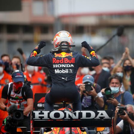 Dva závodní jezdci týmu Honda na stupních vítězů formule 1.