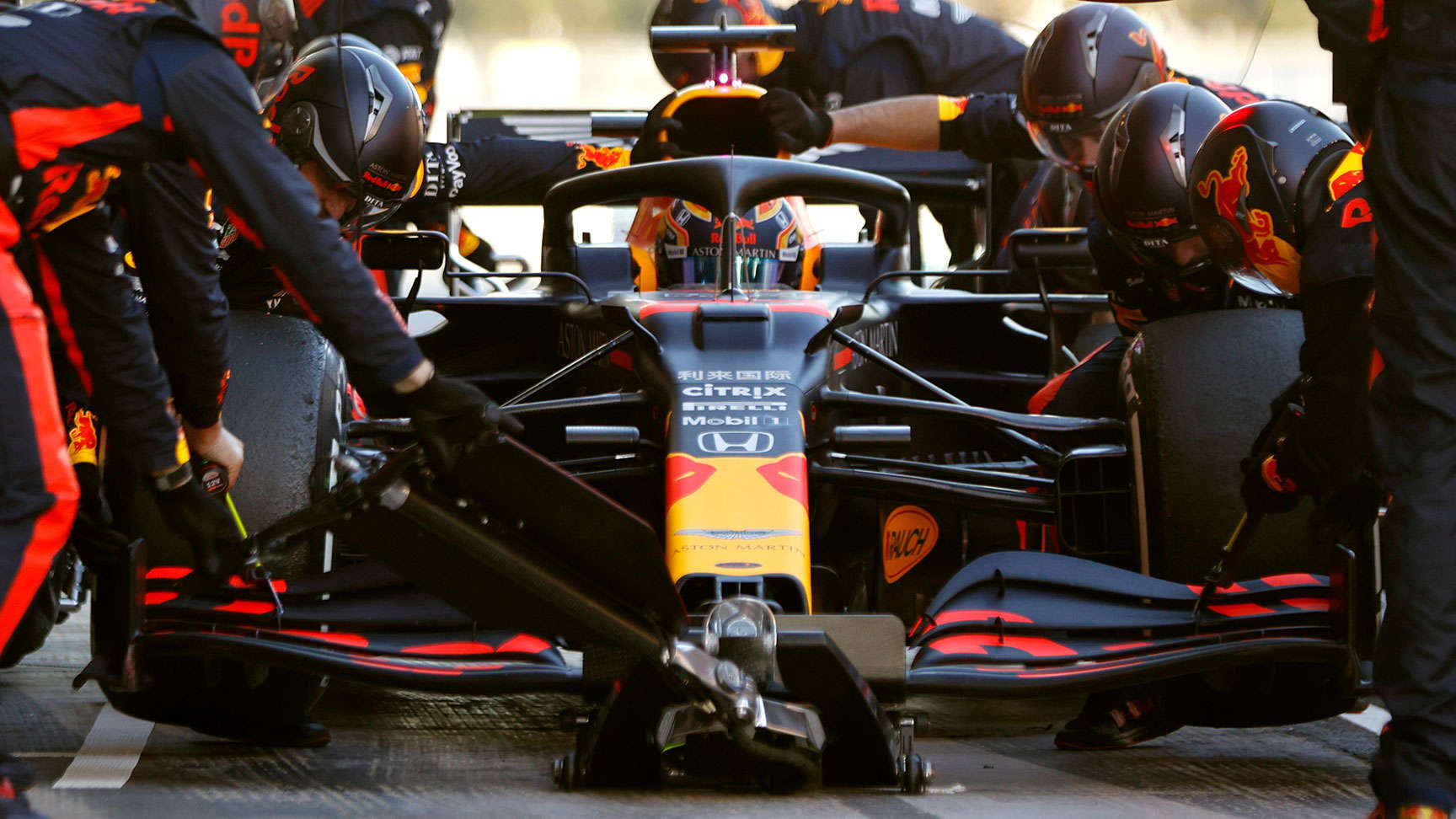 Závodní vůz Aston Martin Red Bull.