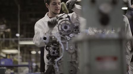 Mechanik společnosti Honda pracující na motoru