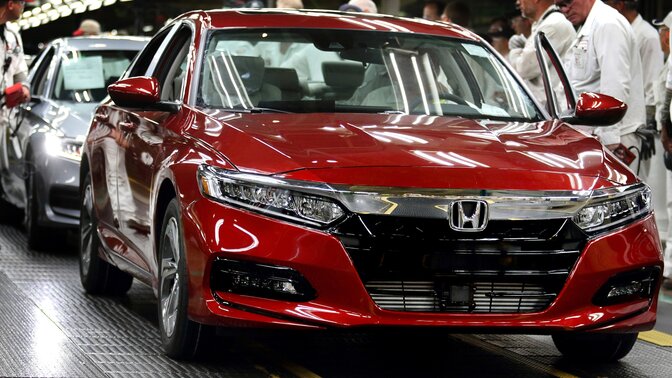 Předn&iacute; tř&iacute;čtvrtinov&yacute; pohled na model Honda Accord na v&yacute;robn&iacute; lince