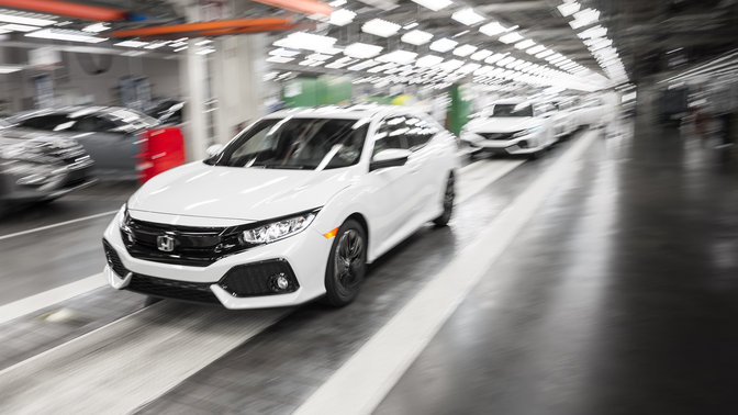 Přední tříčtvrtinový pohled na pětidveřovou verzi modelu Honda Civic při transportu do Ameriky