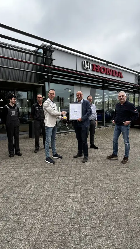 Francouzský prodejce při přebírání ocenění za prodej. 